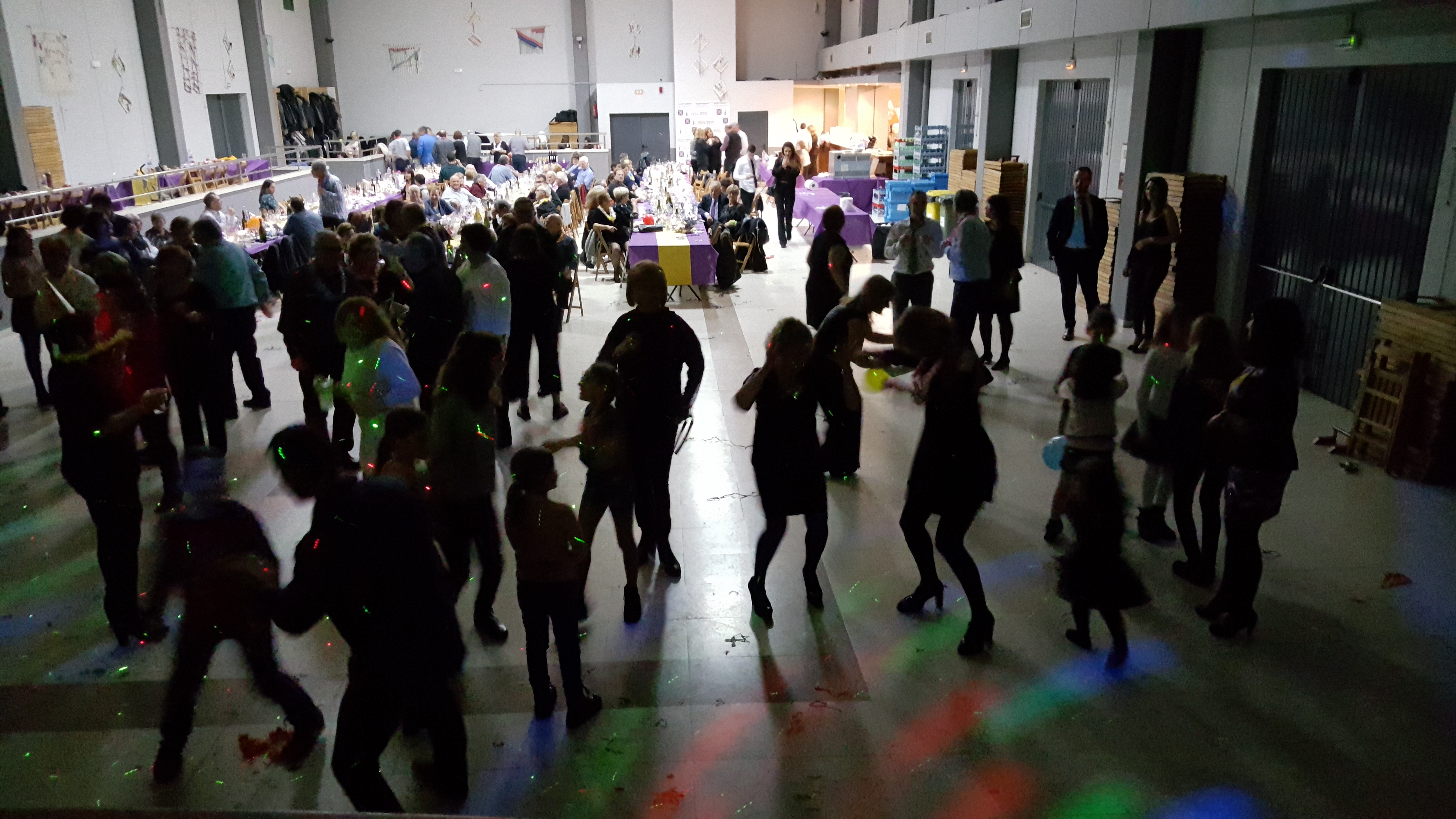 La revetlla de Cap d'Any va reunir 170 persones a la Sala de l'Ateneu, que van gaudir de la festa fins a la matinada.